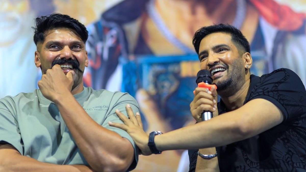 மொட்டை மாடி பார்ட்டியில் போன் போட்டு சந்தானத்தை கலாய்த்த விஜே சித்து.. ஆர்யாவோட அட்டகாசம்!..