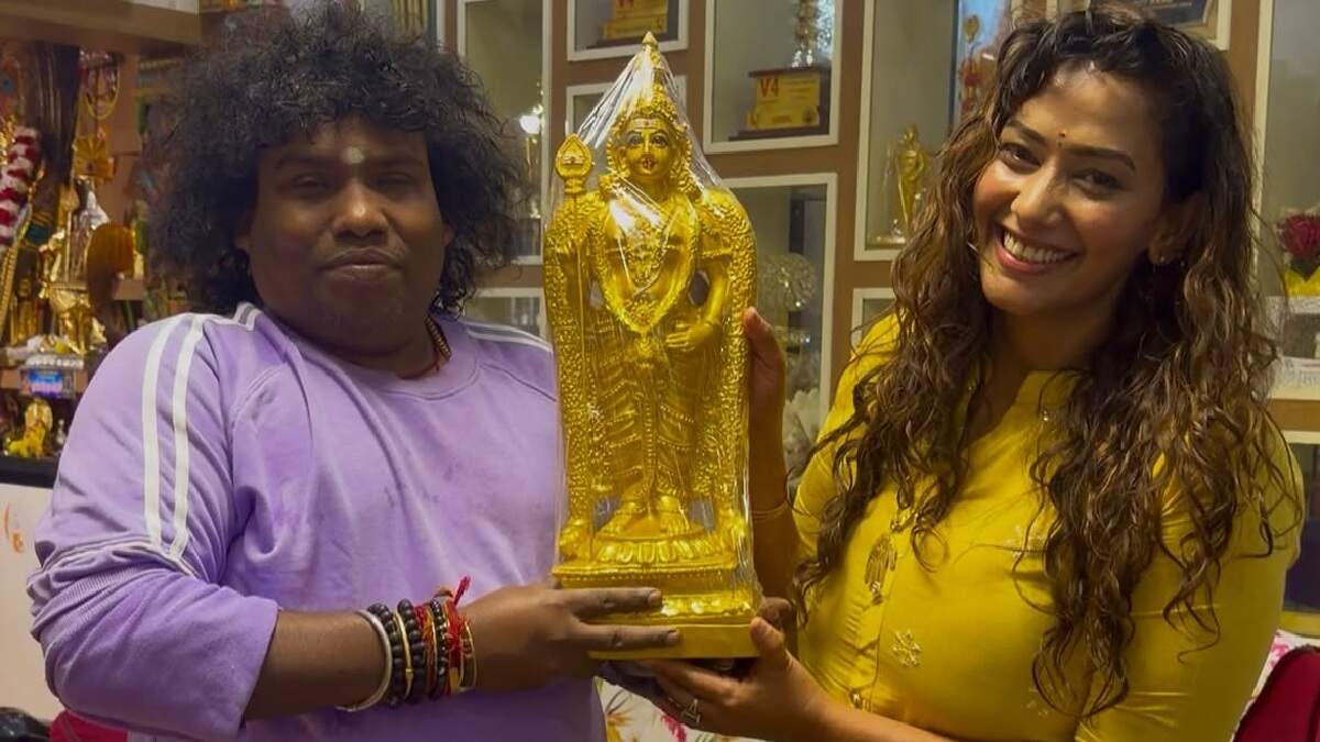 யோகி பாபுவுக்கு முருகர் சிலையை பரிசளித்த கவர்ச்சி நடிகை சஞ்சனா!.. இப்படியொரு ஆசையா?..